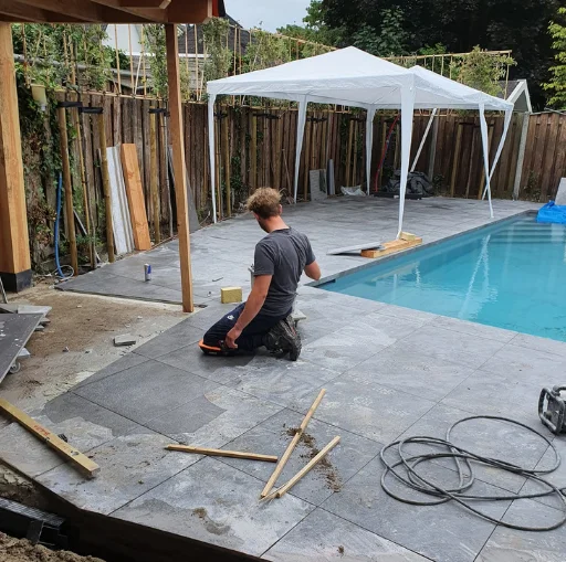 van Tiel mederwerker in tuin