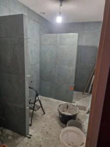 Badkamer in aanbouw met grijze tegels