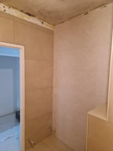 Badkamer in aanbouw met lichte tegels