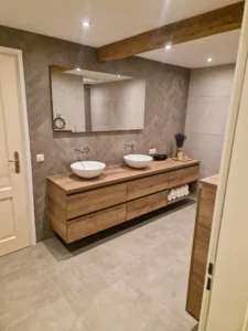 Badkamer met houten kasten en spiegel