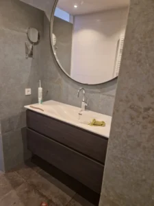 Badkamer wasbak met ronde spiegel