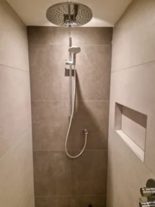 Douche met ingebouwde nist en 2 kleurig tegelwerk