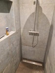 Douche met ingebouwde nist en chrome accessoires