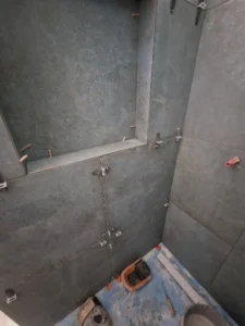 Douche nist met grijze tegels in aanbouw