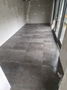 Grote tegelvloer met grijze tegels