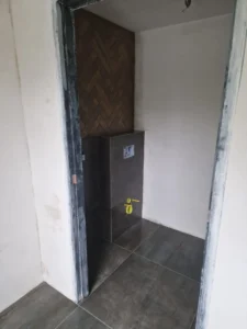 Inbouw toilet met 2 soorten tegelwerk