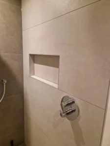 Ingebouwde nist in douche en ingebouwde douche bediening