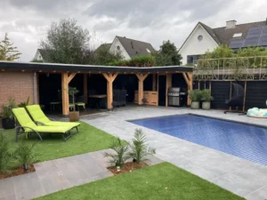 Tegel terras buiten met ingebouwd zwembad