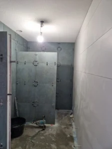 Tegelwerk in de badkamer met grijze tegels