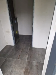 Tegelwerk met grote grijze tegels in wc