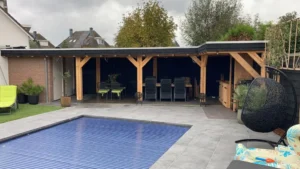 Terras met houten overkapping en inbouw zwembad