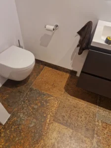 Toilet en tegelwerk in badkamer