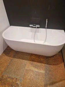 Wit bad met donker tegelwerk