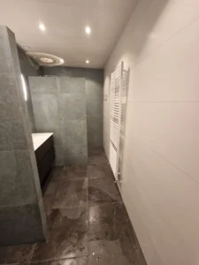 Badkamer af met wasbak en douche