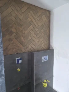 Toiletruimte in aanbouw met vissengraat