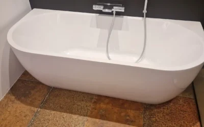 Badkamer met bad en inbouw toilet